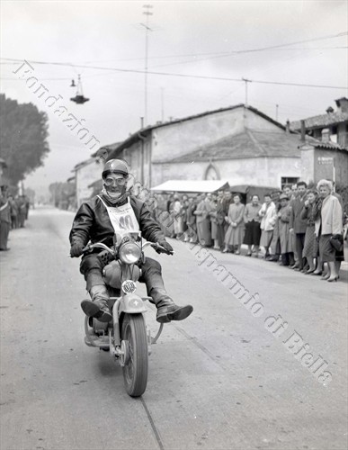 Passione per le motociclette, anni '50 (Fondazione Cassa di Risparmio di Biella, archivio Lino Cremon)