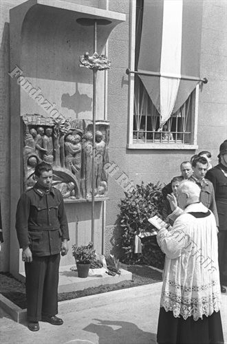 Mons. Giuseppe Botta impartisce la sacra benedizione al nuovo monumento (Fondazione Cassa di Risparmio di Biella, archivio Cesare Valerio)