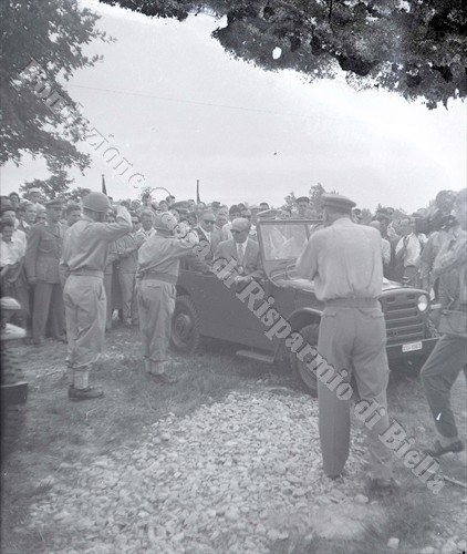 Il Presidente della Repubblica Gronchi alle manovre militari in Baraggia, 1956 (Fondazione Cassa di Risparmio di Biella, archivio Lino Cremon)