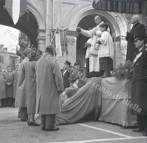 Il cappellano don Paolo Stardero benedice il gagliardetto (Fondazione Cassa di Risparmio di Biella, archivio Lino Cremon)