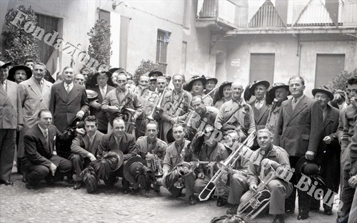 Foto di gruppo dei bersaglieri biellesi con la fanfara (Fondazione Cassa di Risparmio di Biella, archivio Lino Cremon)