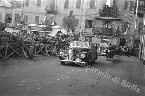 L'auto presidenziale attraversa le vie di Biella in festa (Fondazione Cassa di Risparmio di Biella, archivio Cesare Valerio)