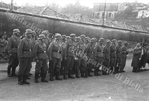 Reparto di polizia germanica schierato in piazza della Funicolare a Biella (Fondazione Cassa di Risparmio di Biella, archivio Cesare Valerio)