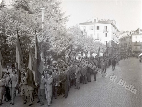 Gli studenti biellesi festeggiano il ritorno di Trieste all'Italia, 1954 (Fondazione Cassa di Risparmio di Biella, archivio Lino Cremon)