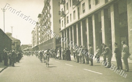 Il gruppo della maglia rosa Jacques Anquetil sfila in via Lamarmora (Fondazione Cassa di Risparmio di Biella, archivio Cesare Valerio)