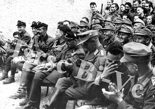 Ufficiali e legionari della "Tagliamento" insieme a militari tedeschi (Archivio fotografico dell'Istituto per la storia della Resistenza e della società contemporanea nel Biellese, nel Vercellese e in Valsesia, vol. E)