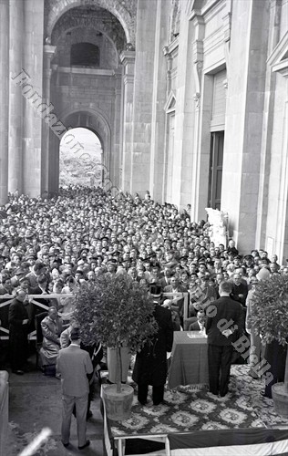 I fedeli radunati sotto il pronao della chiesa per ripararsi dalla pioggia (Fondazione Cassa di Risparmio di Biella, archivio Lino Cremon)