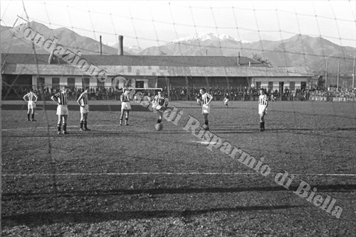 Riscaldamento pre-partita al campo Rivetti (Fondazione Cassa di Risparmio di Biella, archivio Cesare Valerio)