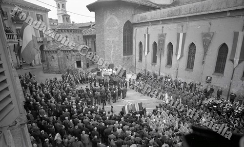 Celebrazione della Messa al campo in piazzetta del Battistero (Fondazione Cassa di Risparmio di Biella, archivio Lino Cremon)