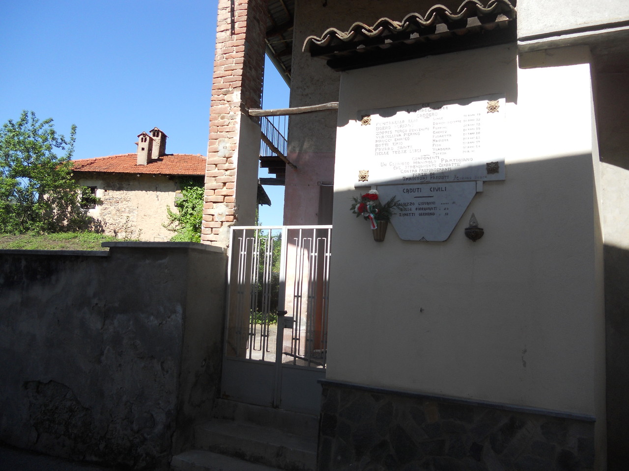 L'ingresso dell'osteria (si intravede il piccolo cortile)