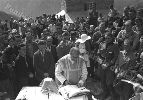 Il cappellano alpino don Arduino durante la Messa al campo (Fondazione Cassa di Risparmio di Biella, archivio Cesare Valerio)