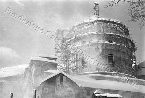 La grande cupola in costruzione nell'inverno 1940/41 (Fondazione Cassa di Risparmio di Biella, archivio Cesare Valerio)