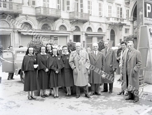 Il presidente del Sottocomitato biellese della Croce Rossa Giovanni Rivetti con collaboratori e crocerossine (Fondazione Cassa di Risparmio di Biella, archivio Lino Cremon)