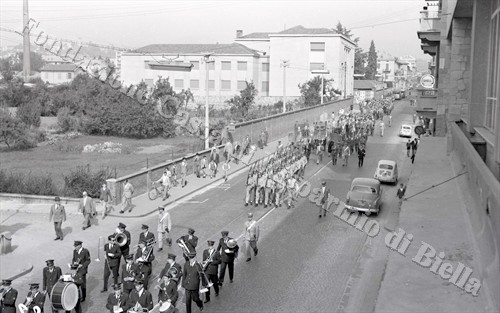 La sfilata del corteo lungo via Torino (Fondazione Cassa di Risparmio di Biella, archivio Lino Cremon)