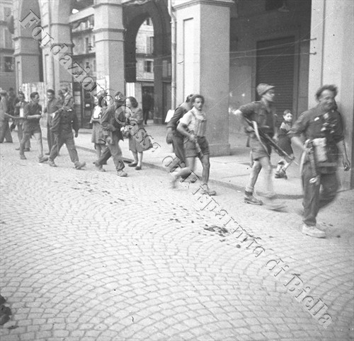 Partigiani del battaglione "Talpa" in piazza Vittorio Veneto, 24 aprile 1945 (Fondazione Cassa di Risparmio di Biella, archivio Cesare Valerio)