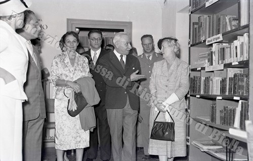 La biblioteca "B. Croce" di villa Colonnetti a Pollone, 1956 (Fondazione Cassa di Risparmio di Biella, archivio Lino Cremon)