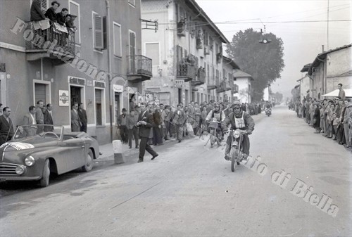 Due partecipanti all'Audax notturno lungo le strade di Vigliano (Fondazione Cassa di Risparmio di Biella, archivio Lino Cremon) 