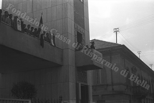 Gerarchi fascisti assistono ad una manifestazione studentesca dall'alto della Torre Littoria (Fondazione Cassa di Risparmio di Biella, archivio Cesare Valerio)