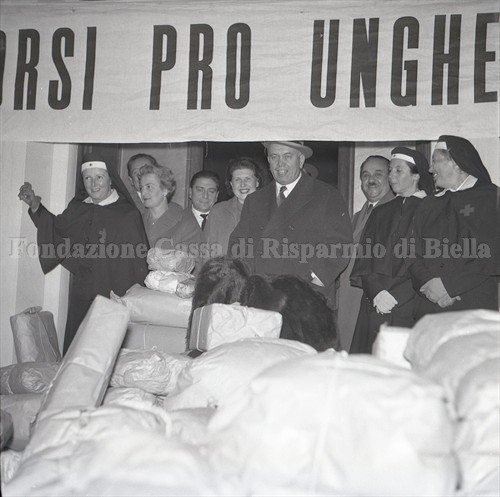 Il sindaco Blotto Baldo con alcuni volontari e crocerossine (Fondazione Cassa di Risparmio di Biella, archivio Lino Cremon)