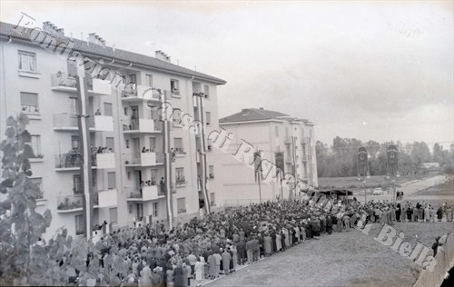 La folla partecipante all'evento (Fondazione Cassa di Risparmio di Biella, archivio Lino Cremon)