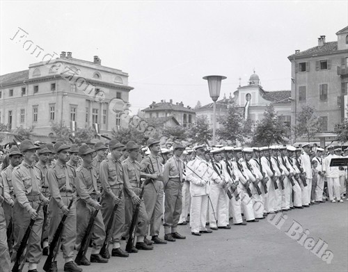 Marinai e alpini schierati in piazza Duomo (Fondazione Cassa di Risparmio di Biella, archivio Lino Cremon)