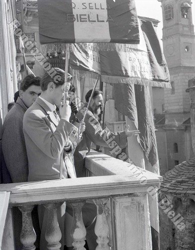 Studenti e professori affacciati al balcone di palazzo Oropa (Fondazione Cassa di Risparmio di Biella, archivio Lino Cremon)