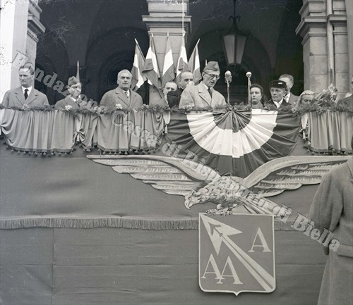 Il palco allestito nella piazzetta del Battistero (Fondazione Cassa di Risparmio di Biella, archivio Lino Cremon)