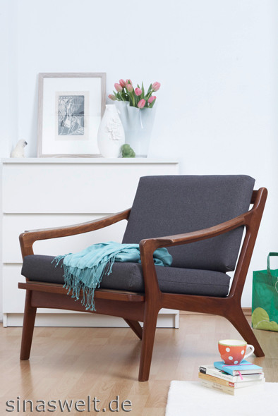 Kommode, Wohnzimmer, Wohnidee, Dekoidee, Vase, Blumen, Tapete, Sessel