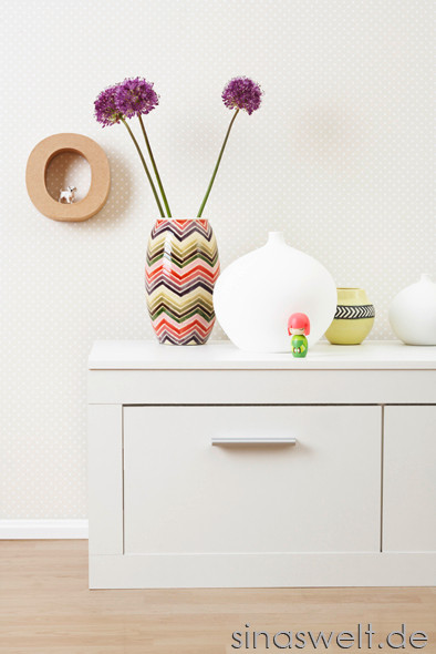 Kommode, Wohnzimmer, Wohnidee, Dekoidee, Vase, Blumen, Tapete