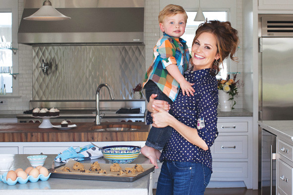 Paleoköchin Danielle Walker mit ihrem Sohn Asher beim Backen - es geht auch lecker glutenfrei / © Danielle Walker