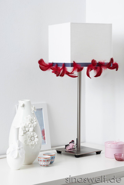 Lampe, Leuchte, Lampenschirm, Dekoidee, Wohnidee, Federn, Satinband, do it yourself, diy, basteln, selber machen, Kreatividee