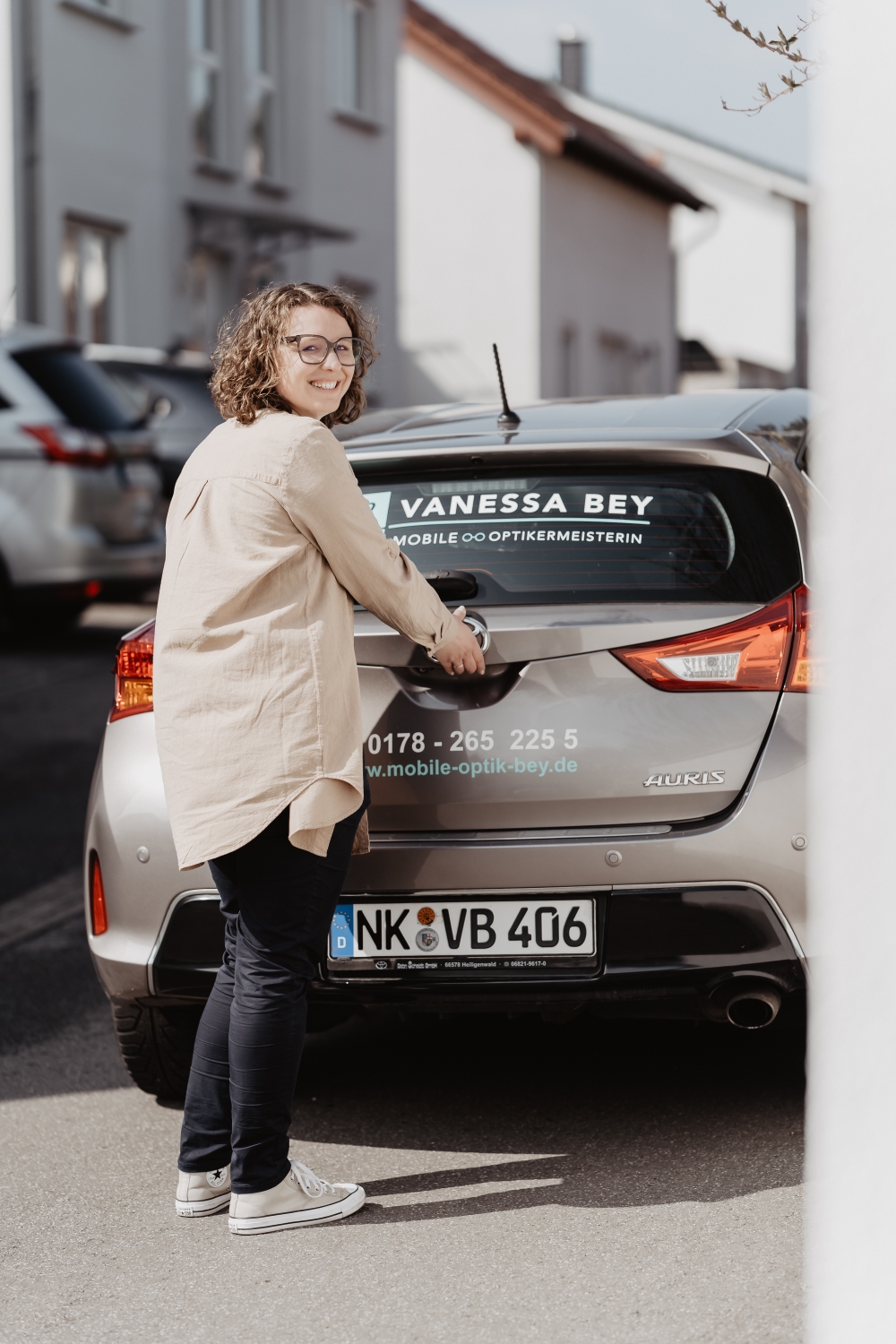 Mobile Optikerin Vanessa Bey unterwegs im Saarland