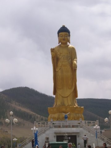 Een behoorlijk groot boeddha beeld in openlucht. Meestal staat een dergelijk beeld in een tempel.