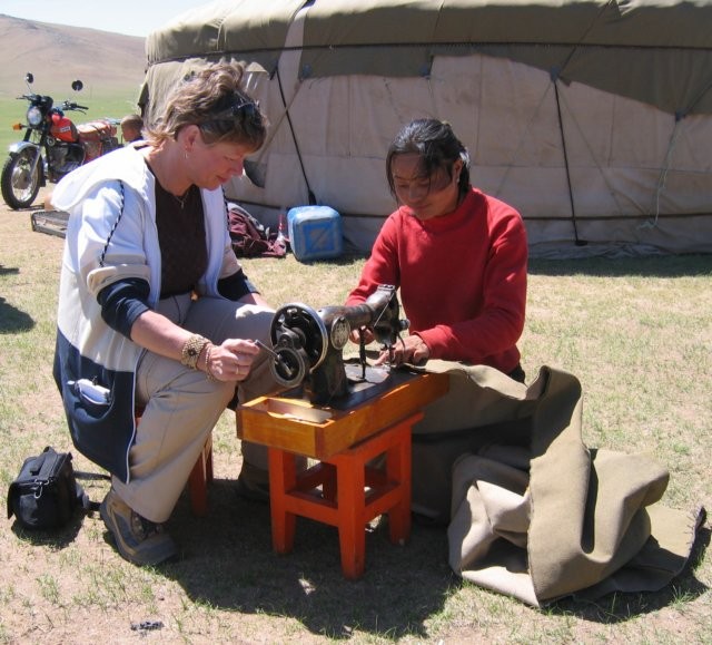 Gerda hielp de mongoolse vrouw bij het stikken van het vilt dat gebruikt worden om de ger winddicht te maken.