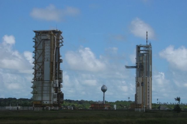 overzicht van het lanceerplatform van de Ariane V: vooraan 1 paar rails voor het transport, rechts de watertoren voor het koelen van de uitlaatgassen en links de installatie voor het vullen met vloeibare brandstof met links daarvan de betonnen contructie 