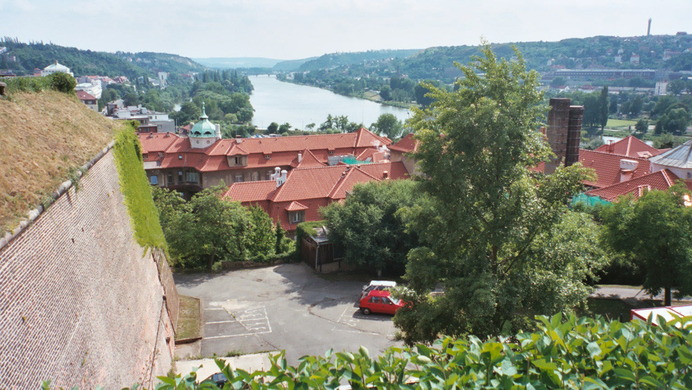: De rivier Vltava gezien vanaf de vestingmuur van de Vysehrad burcht.