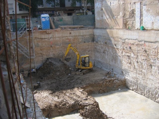 Voor een nieuw gebouw wordt de fundering of de parkeerkelder zeer diep uitgegraven.