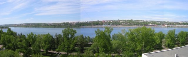Een panoramisch beeld vanuit ons hotel in Irkutsk. Dit ligt aan de oever van de Angara rivier. Aan de overkant ligt het treinstation.