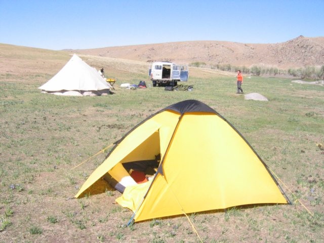 De tentjes staan klaar voor onze eerste overnachting wild kamperen, 60 km N-NW van Mandalgovi.