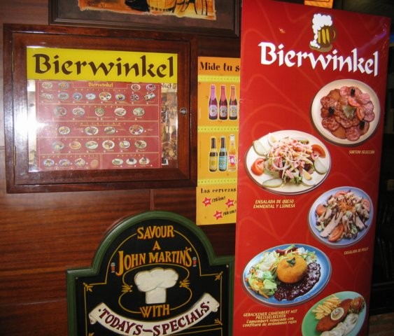 De naam verraadt een Nederlands afkomst. De menus duiden eerder op een Duitse eigenaar.