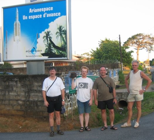 Het belang van het ruimtevaarcentrum wordt regelmatig in de verf gezet in Frans Guyana. Op de foto: Marc, Koen, Tristan en Johan