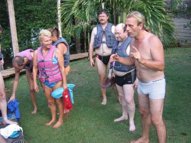 Erwan: "Iedereen klaar voor een wandeling door het oerwoud? We doen dit op blote voeten. Het zwemvest is nodig want we zullen al drijvend in de grote rivier terugkeren naar het kamp." (c) Tristan Cools