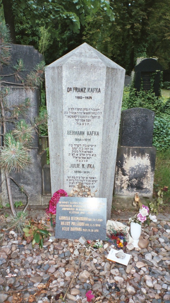 Het graf van Dr Franz Kafka op het Joodse kerkhof. Als je het kerkhof gevonden hebt, staan er wegwijzers.