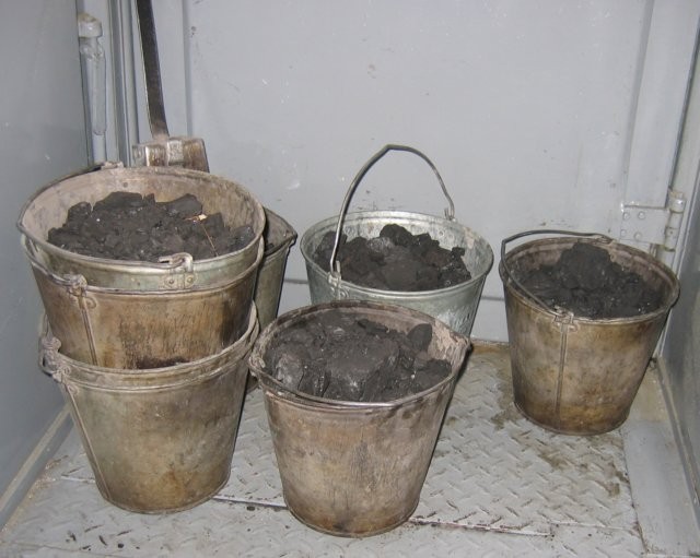 De zamofar en de keuken gebruiken steenkool als energiebron.