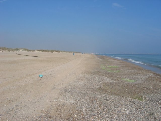 Het verlaten strand tussen het natuurgebied La Albufera en Valencia.