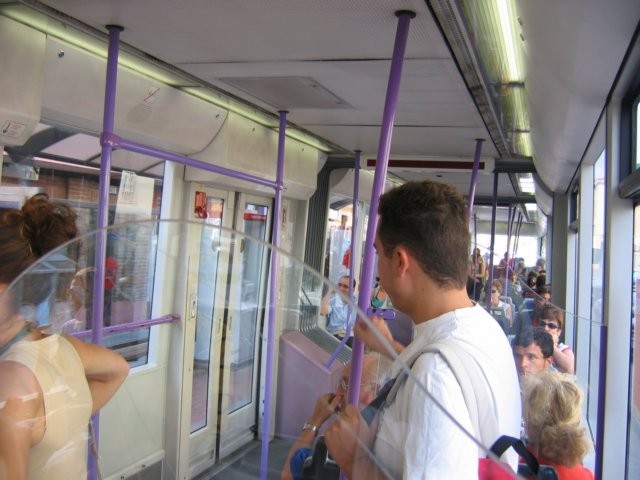 De trams van Valencia lijken eerder op een bovengrondse metro. Hij rijdt altijd op een gescheiden baanvak. De verkoop en ontwaarding van de kaartjes gebeurt via automaten aan elke halte.