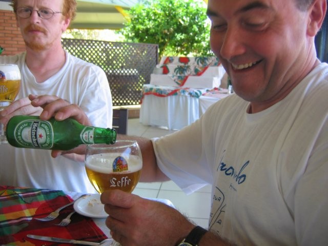 Wat betreft bier lijkt Frans Guyana zeer sterk op Frankrijk: Heineken is overal te verkrijgen, maar moet wel in Belgische Leffe-glazen geschonken worden.