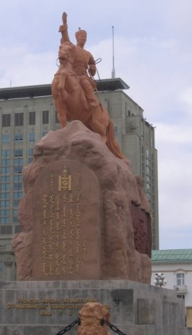 Damdin Sükhbaatar heeft in 1921, met de hulp van de Bolsjevieken uit Rusland, de Chinesen verdreven. Dit standbeeld herdenkt deze gebeurtenis.