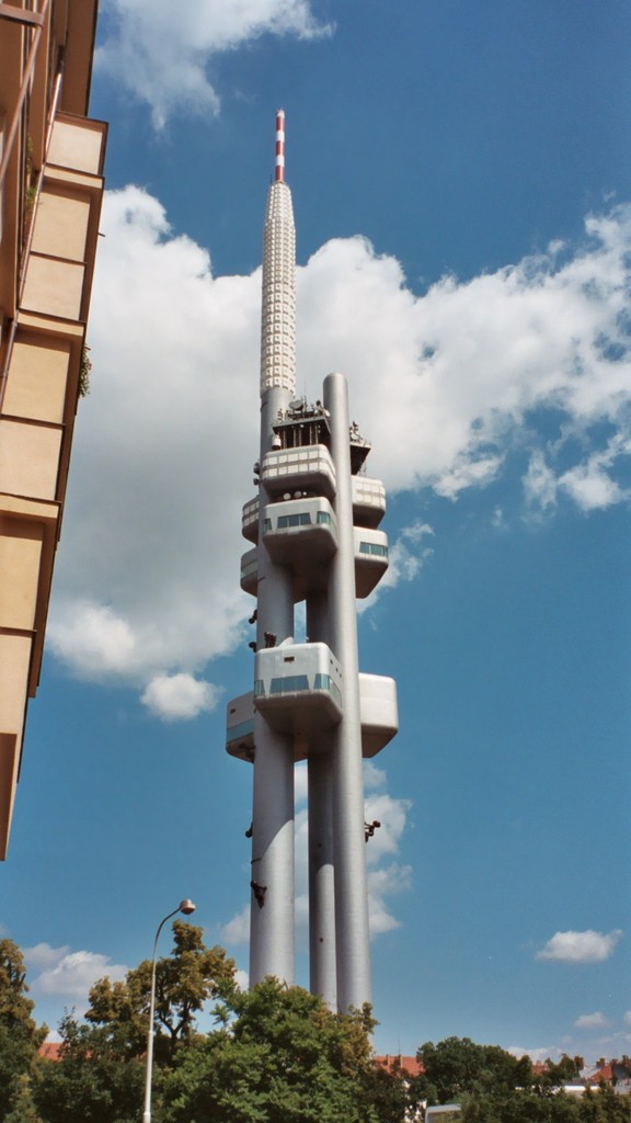 De Zizkov TV-toren, ook wel baikonour genoemd om evidente reden.