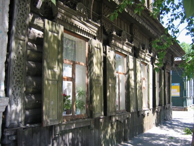 De oude woningen van Irkutsk. Sommige zijn beschermd, maar er is geen geld voor restauratie.